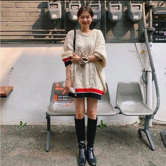 Cozy Knit Sweater with Red and Black Accents - Picture 7 of 7